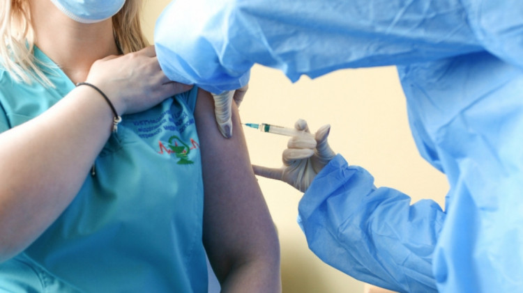 Прикарпатка отримала першу дозу вакцини від ковіду