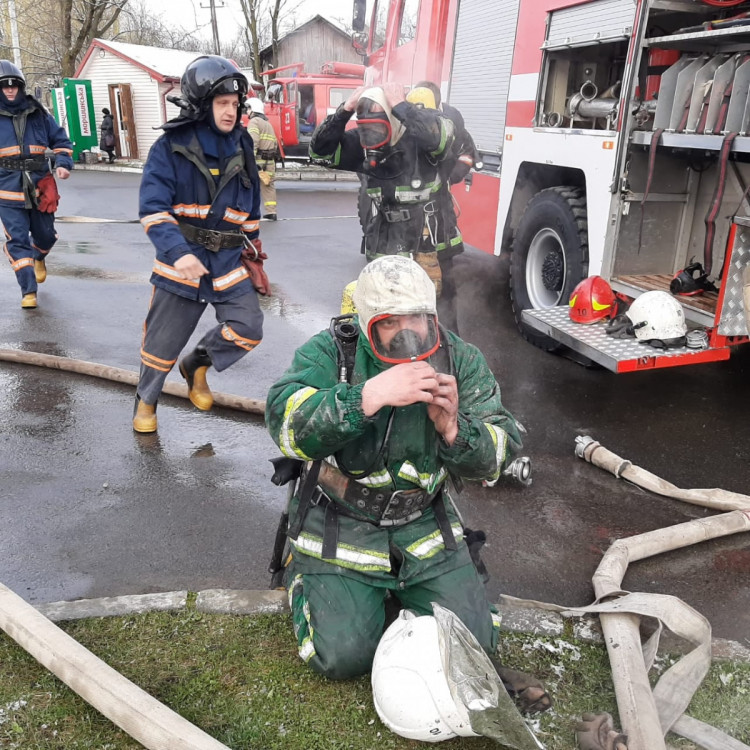 75 рятувальників ліквідовують пожежу у долинській лікарні