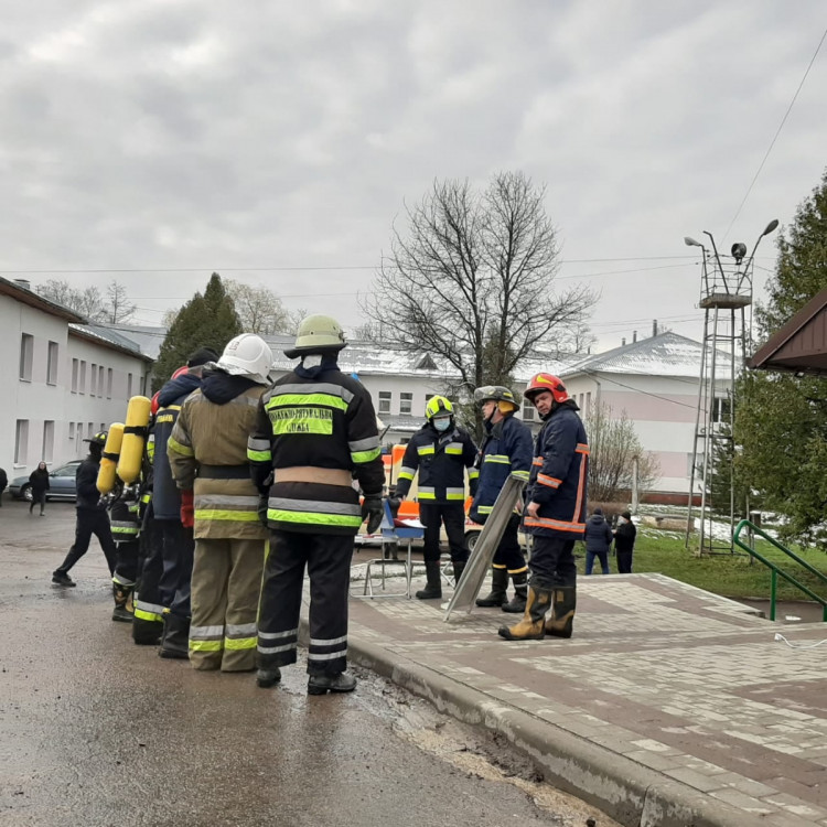 На місці пожежі в Долині розгорнули штаб ліквідації стихії