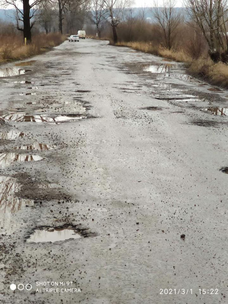 Дорога Рожнятів - Липовиця перетворилась на сито