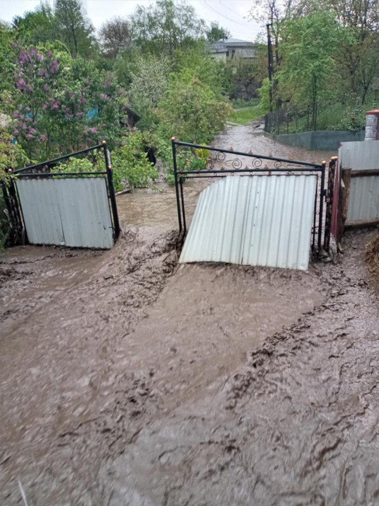 У прикарпатському селі вода тече вулицями та дворами