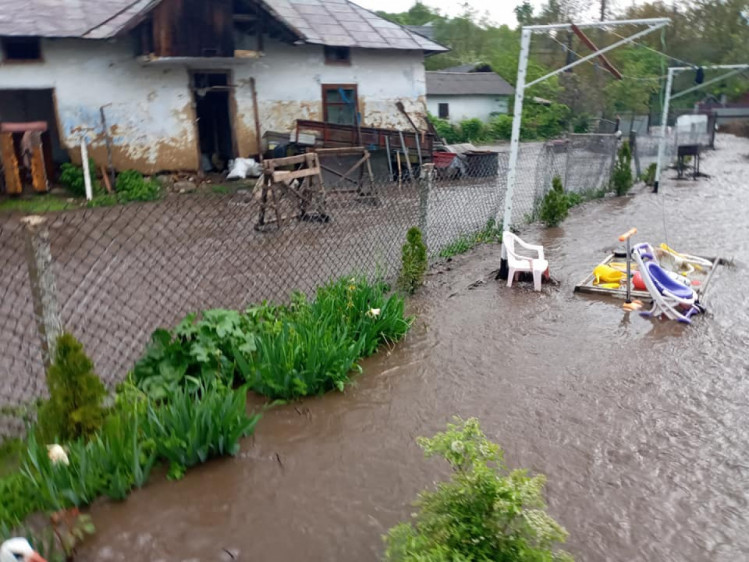 На прикарпатті через сильні опади село опинилось під водою