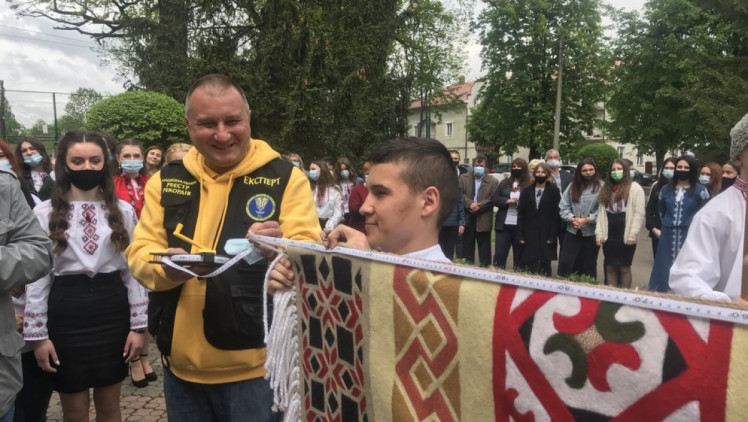 В Калуше установили рекорд Украины — самый длинный вышитый рушник