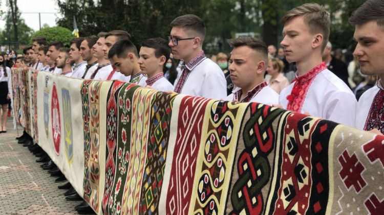 В Калуше представили самый длинный в Украине вышитый рушник