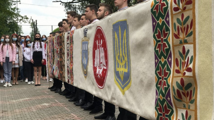 В Калуше вышили самый длинный рушник в Украине
