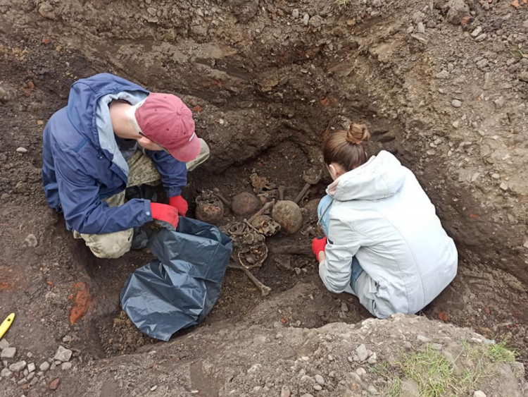 На Прикарпатье на территории храма раскопали захоронение людей