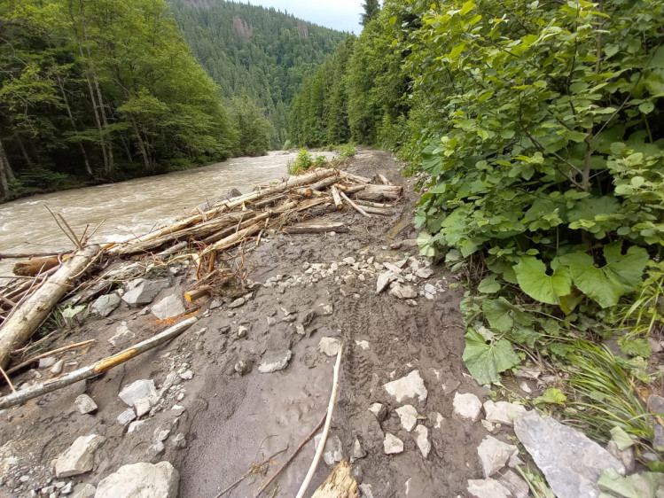 На Прикарпатті вода розмила дорогу до села Буркут