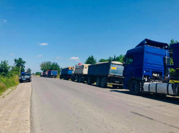 На дорогах государственного значения в Прикарпатье ограничили движение грузовиков