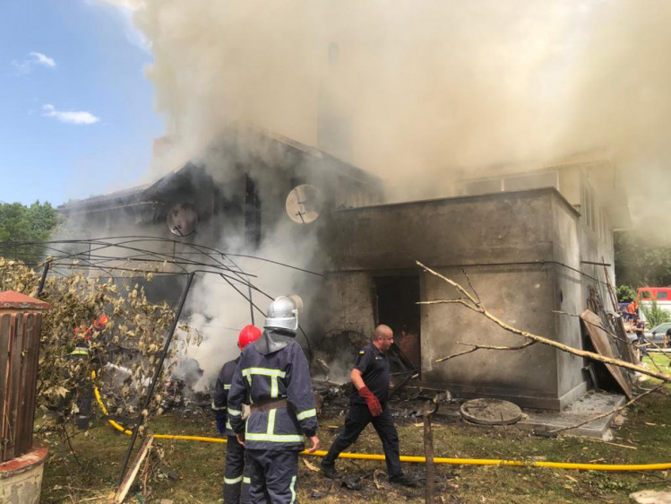 На Прикарпатье спортивный самолет упал на частный дом