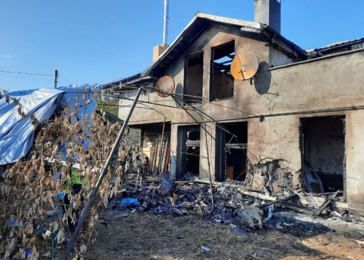 Дом, поврежденный падением самолета на Прикарпатье